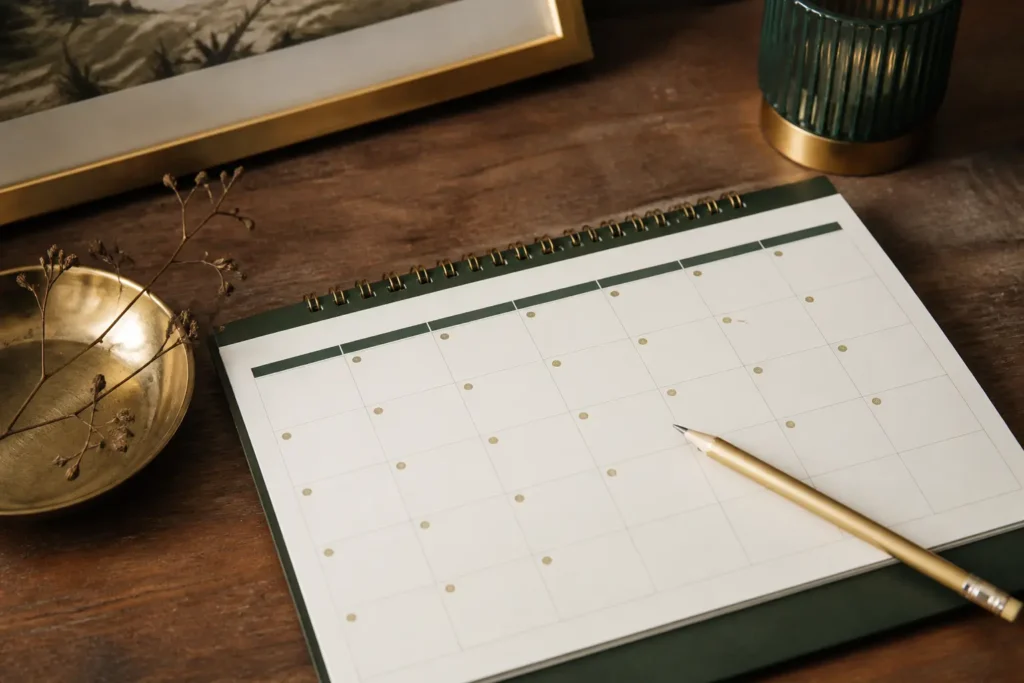 Calendario del mes siguiente con días en blanco y un lápiz sobre la mesa