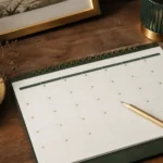 Calendario del mes siguiente con días en blanco y un lápiz sobre la mesa